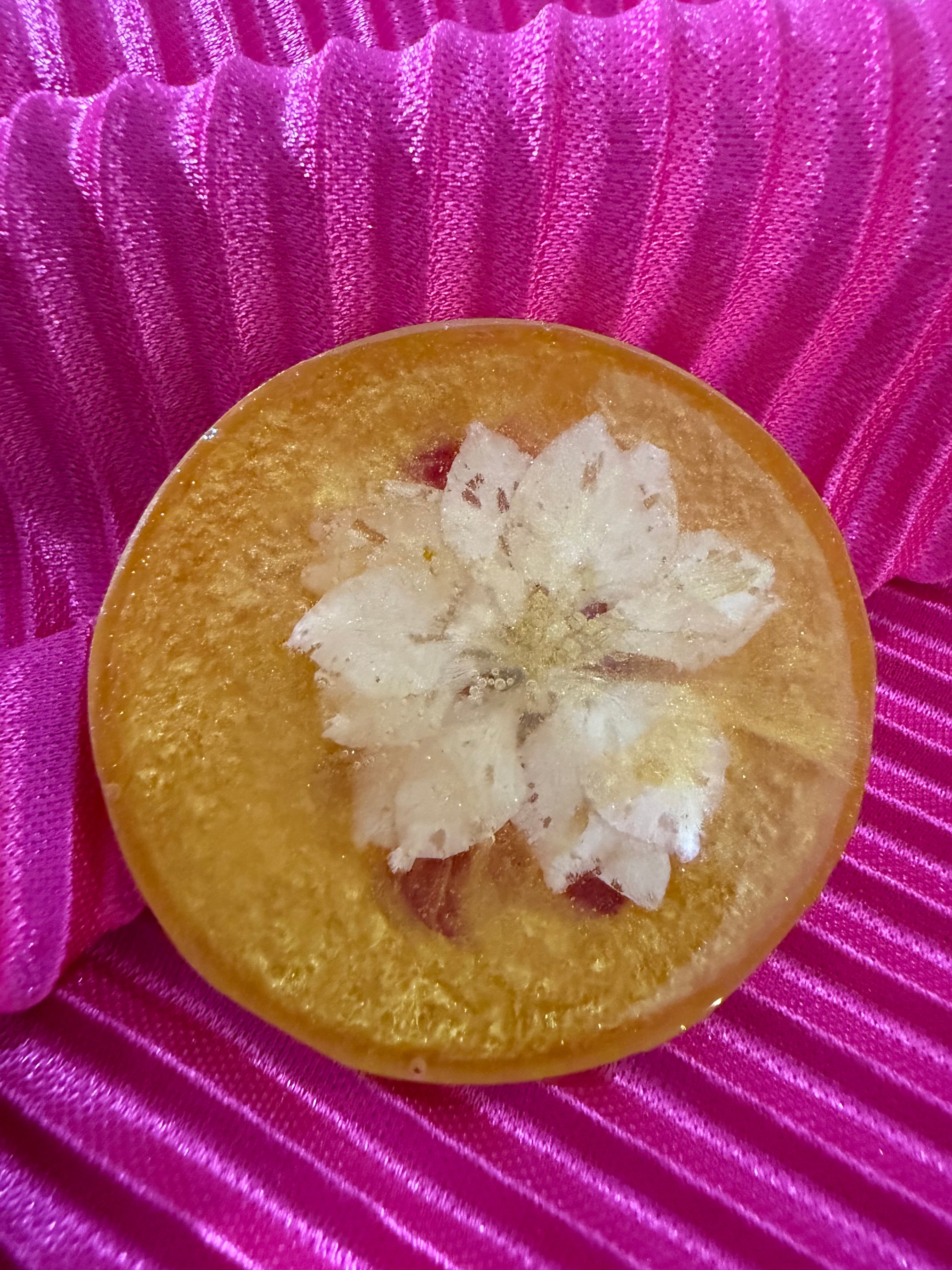 Gold/White Flower Pin