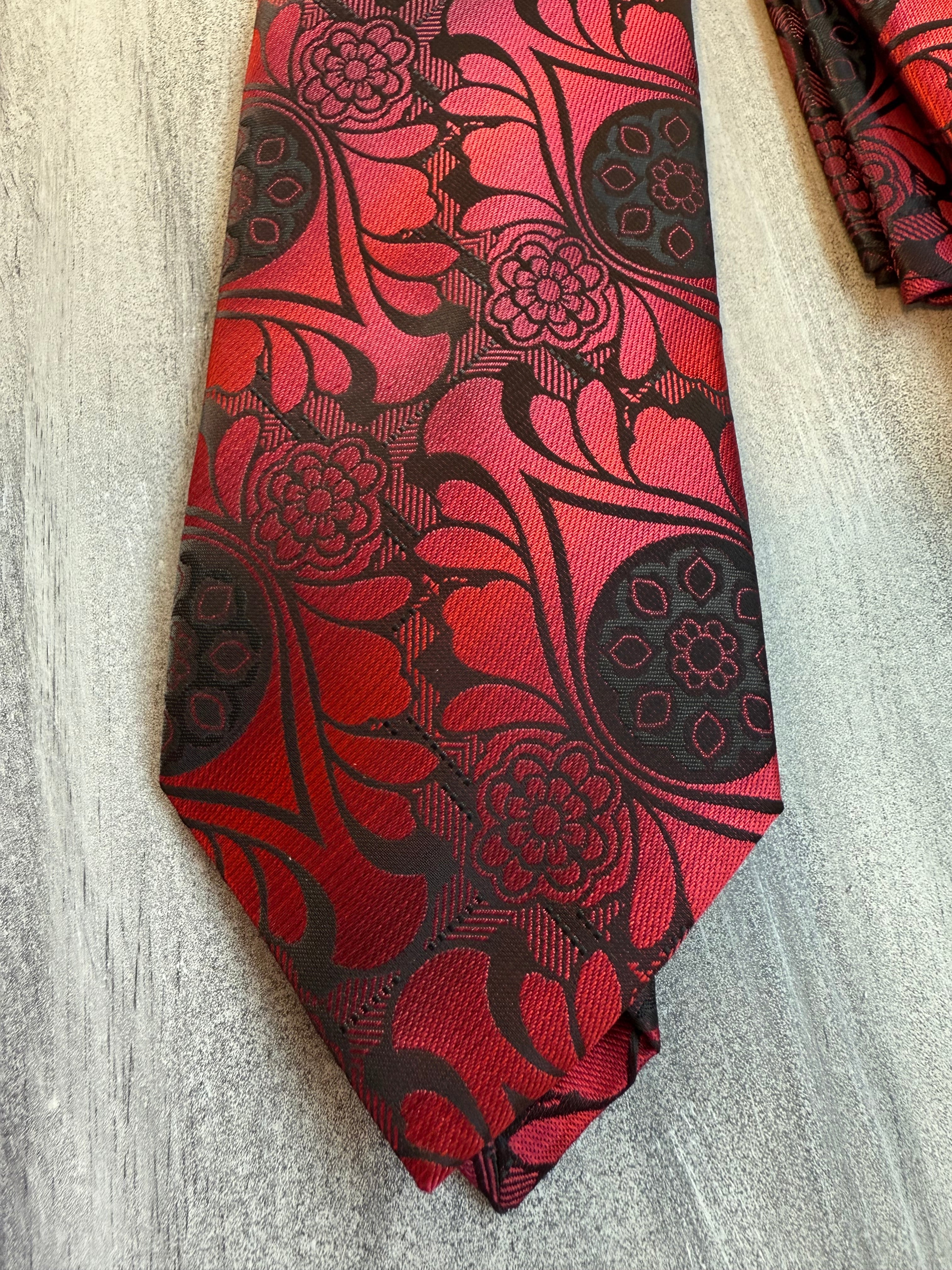Lotus Eye Tie and Hanley set- Red
