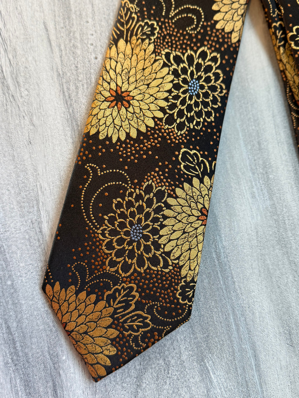 The Carnation Silk Tie -Gold